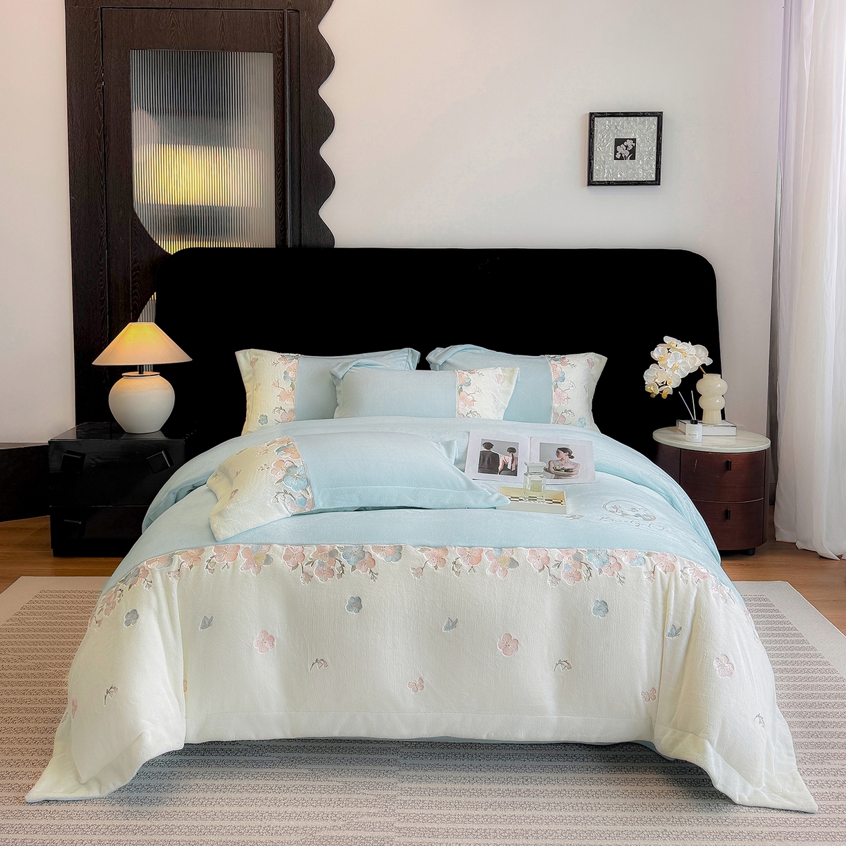 91家纺网 家纺一手货源 找家纺 （总）家居1号家纺 2025新款230克A类牛奶绒双拼刺绣四件套-兰黛（控价券后不得低于238元 会员优惠10元）