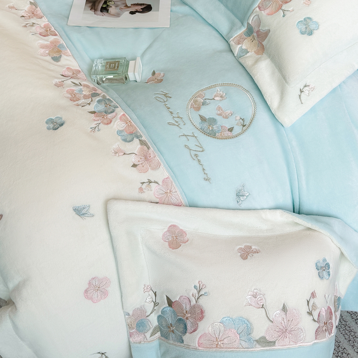 91家纺网 家纺一手货源 找家纺 家居1号家纺 2025新款230克A类牛奶绒双拼刺绣四件套-兰黛（控价券后不得低于238元 会员优惠10元） 兰黛-浅绿