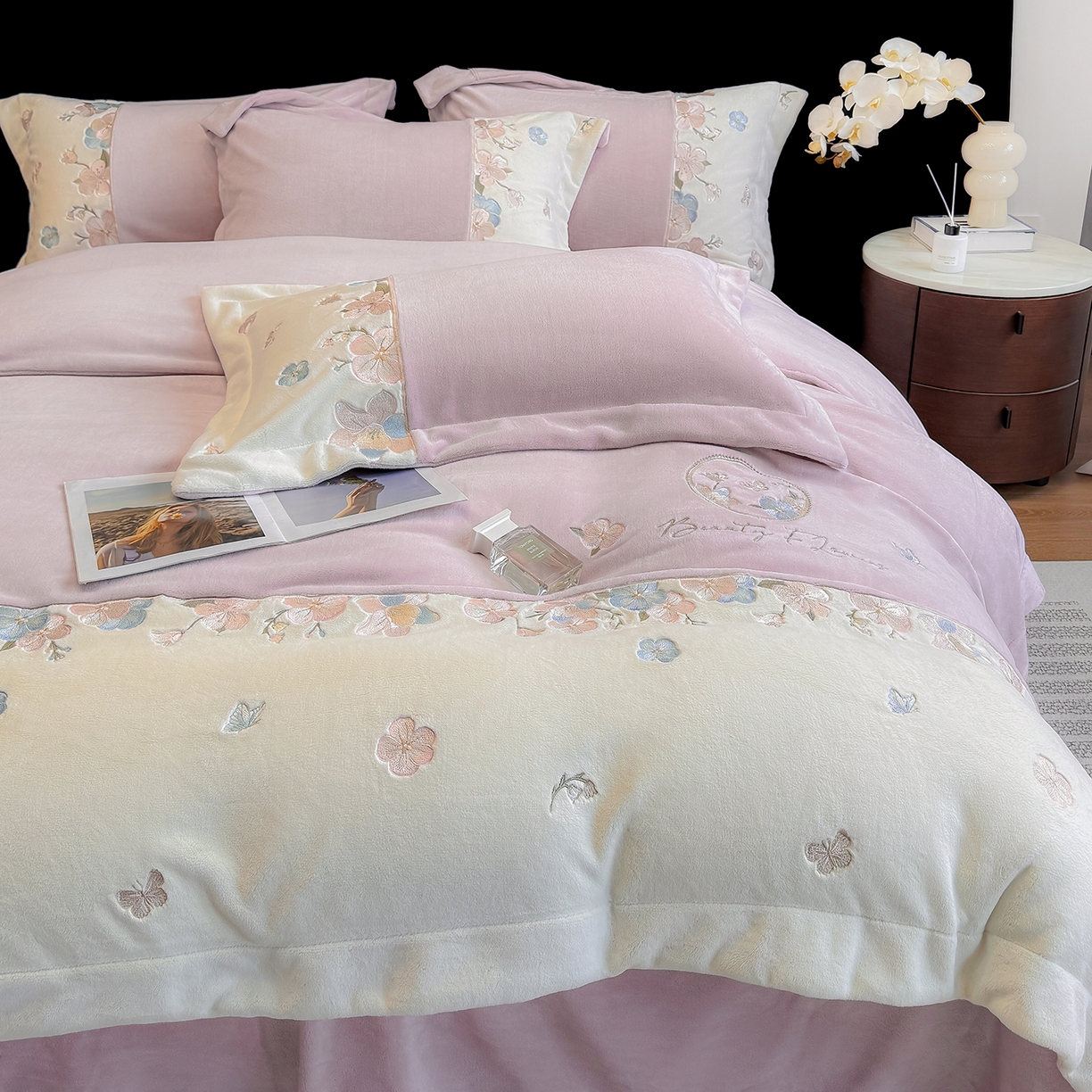 91家纺网 家纺一手货源 找家纺 家居1号家纺 2025新款230克A类牛奶绒双拼刺绣四件套-兰黛（控价券后不得低于238元 会员优惠10元） 兰黛-少女粉