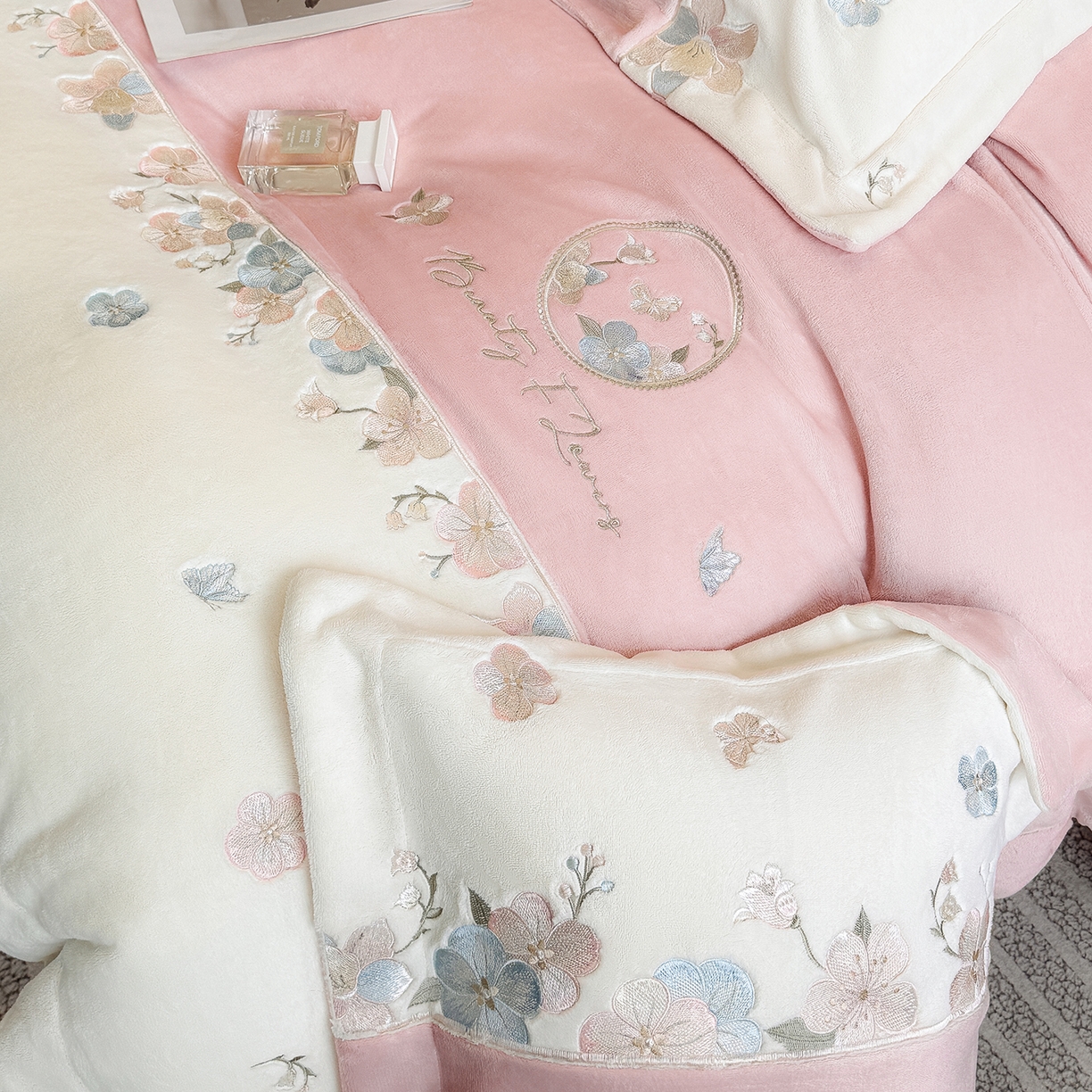 91家纺网 家纺一手货源 找家纺 家居1号家纺 2025新款230克A类牛奶绒双拼刺绣四件套-兰黛（控价券后不得低于238元 会员优惠10元） 兰黛-紫豆沙