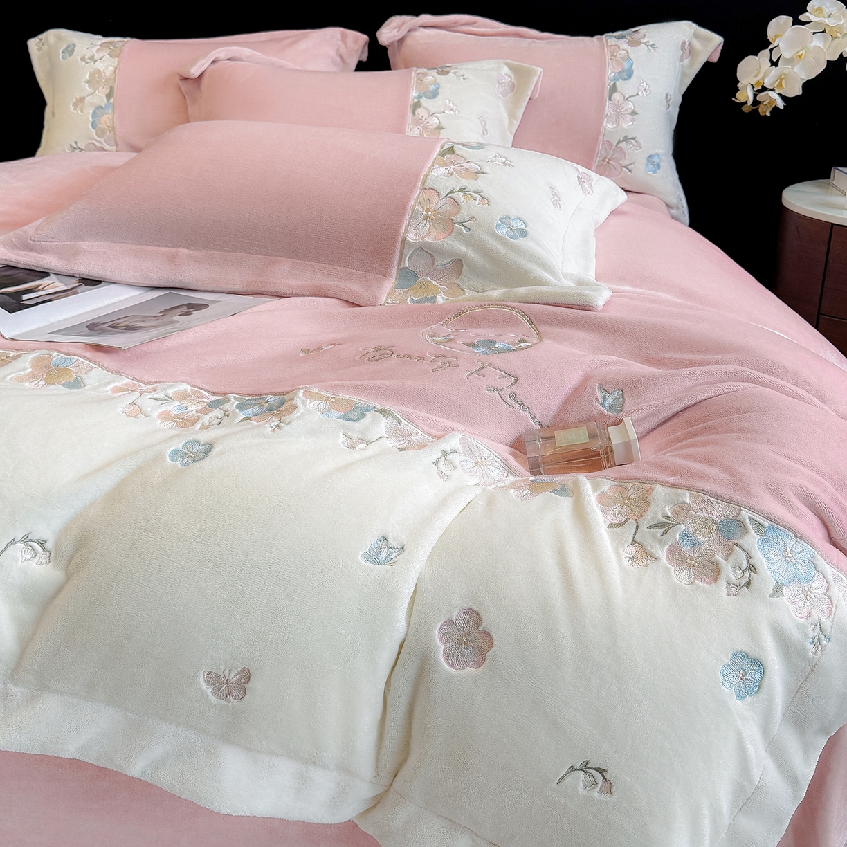 91家纺网 家纺一手货源 找家纺 家居1号家纺 2025新款230克A类牛奶绒双拼刺绣四件套-兰黛（控价券后不得低于238元 会员优惠10元） 兰黛-紫豆沙