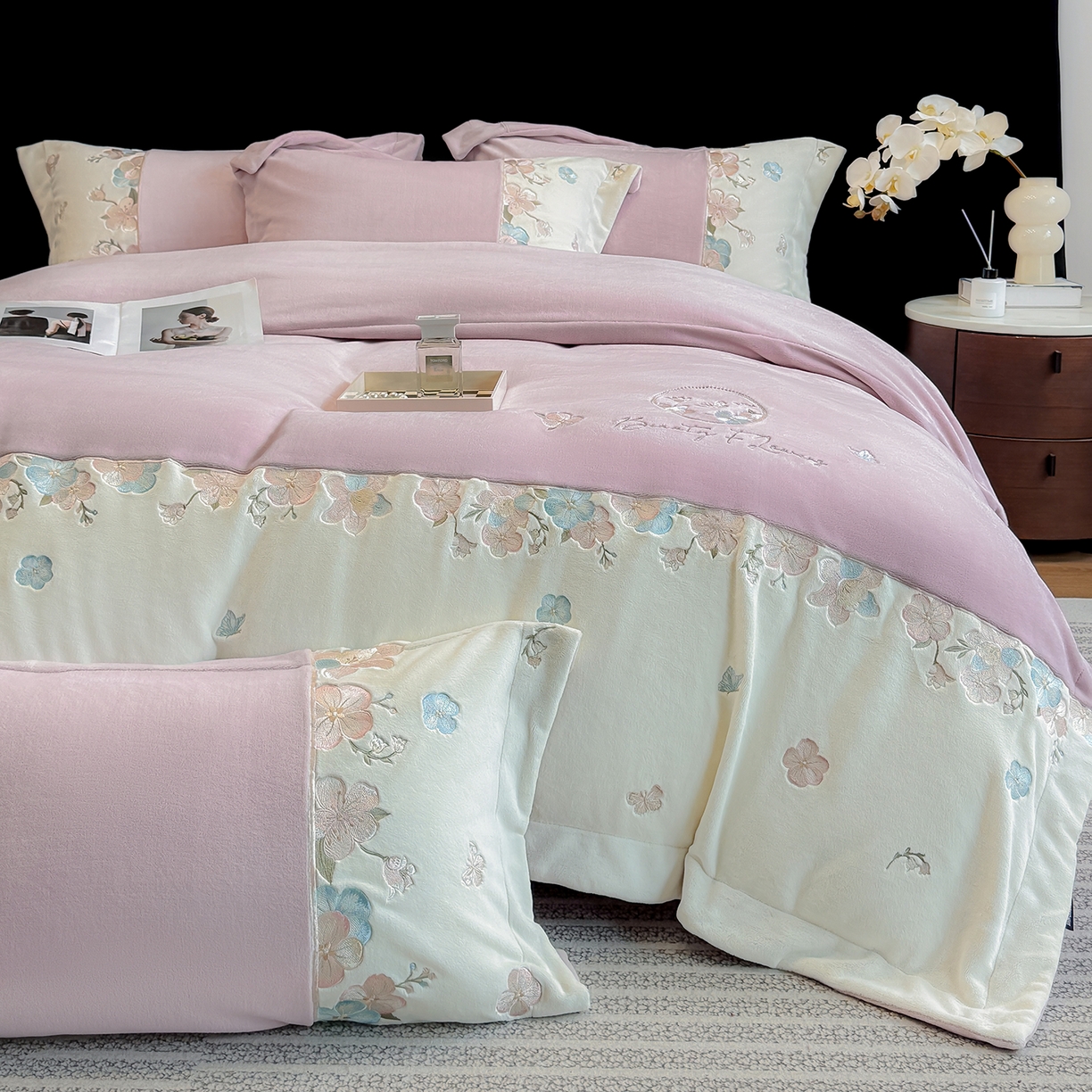 91家纺网 家纺一手货源 找家纺 家居1号家纺 2025新款230克A类牛奶绒双拼刺绣四件套-兰黛（控价券后不得低于238元 会员优惠10元） 兰黛-少女粉