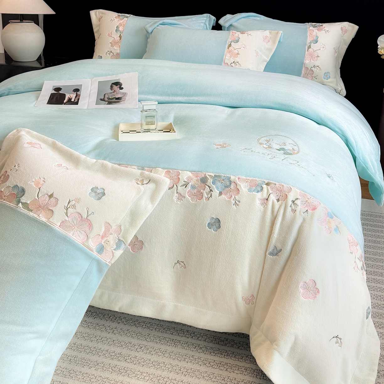 91家纺网 家纺一手货源 找家纺 （总）家居1号家纺 2025新款230克A类牛奶绒双拼刺绣四件套-兰黛（控价券后不得低于238元 会员优惠10元）