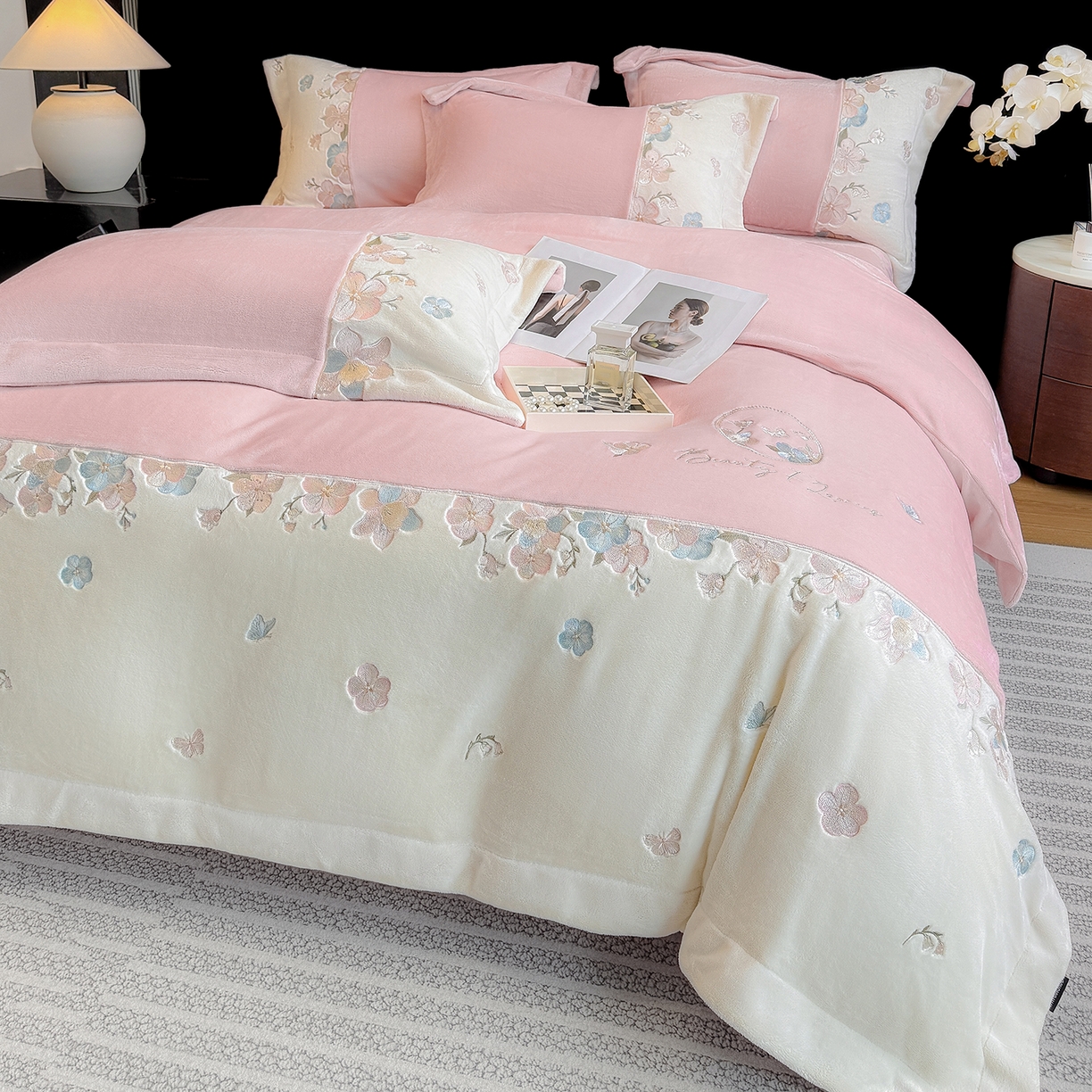 91家纺网 家纺一手货源 找家纺 家居1号家纺 2025新款230克A类牛奶绒双拼刺绣四件套-兰黛（控价券后不得低于238元 会员优惠10元） 兰黛-紫豆沙