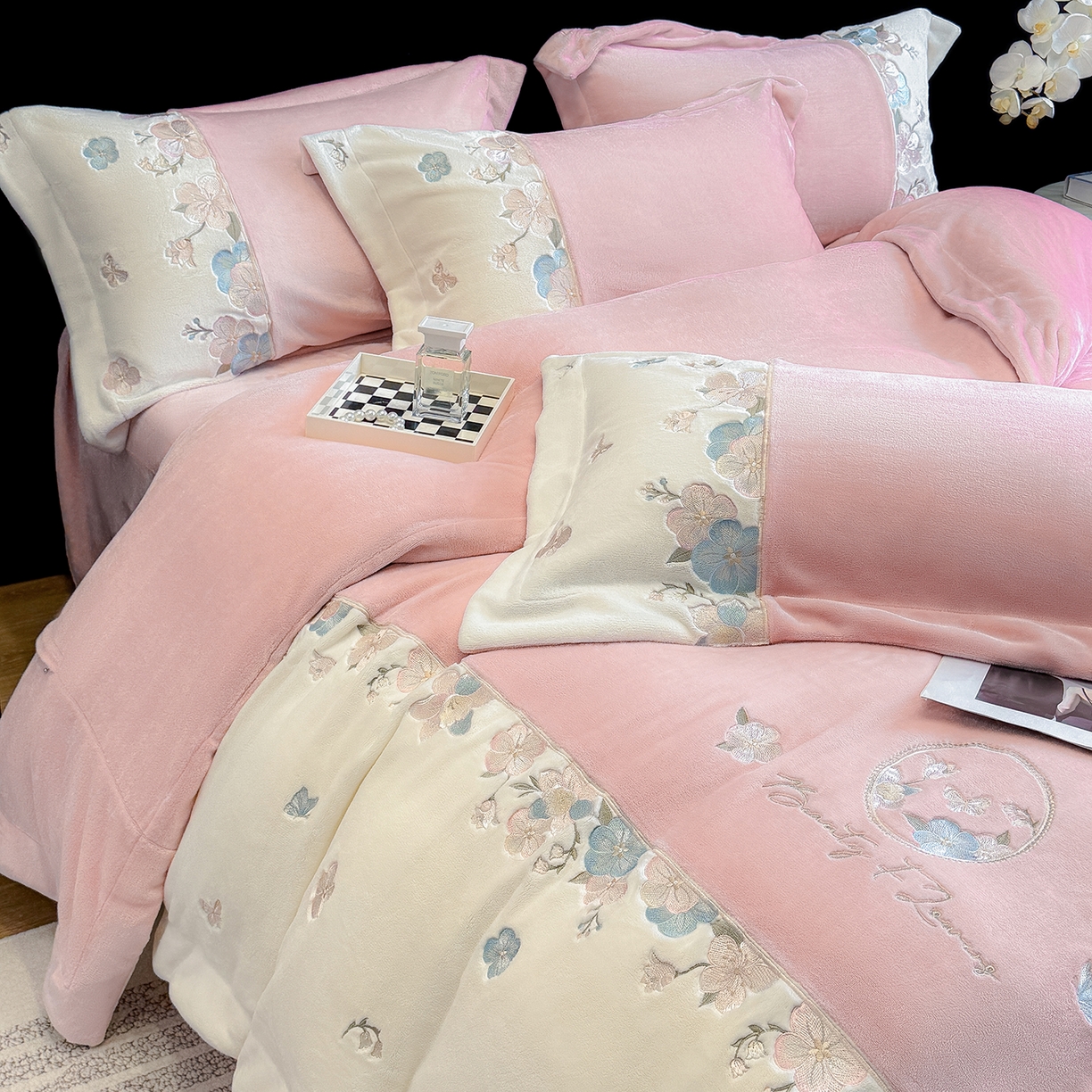 91家纺网 家纺一手货源 找家纺 家居1号家纺 2025新款230克A类牛奶绒双拼刺绣四件套-兰黛（控价券后不得低于238元 会员优惠10元） 兰黛-紫豆沙