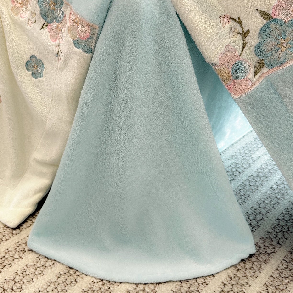 91家纺网 家纺一手货源 找家纺 （总）家居1号家纺 2025新款230克A类牛奶绒双拼刺绣四件套-兰黛（控价券后不得低于238元 会员优惠10元）