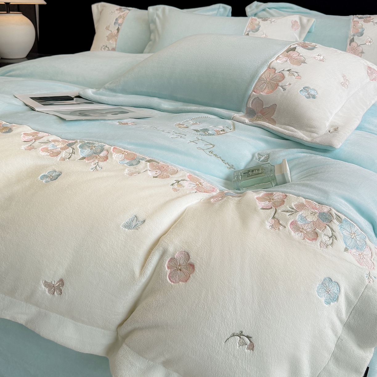 91家纺网 家纺一手货源 找家纺 家居1号家纺 2025新款230克A类牛奶绒双拼刺绣四件套-兰黛（控价券后不得低于238元 会员优惠10元） 兰黛-浅绿