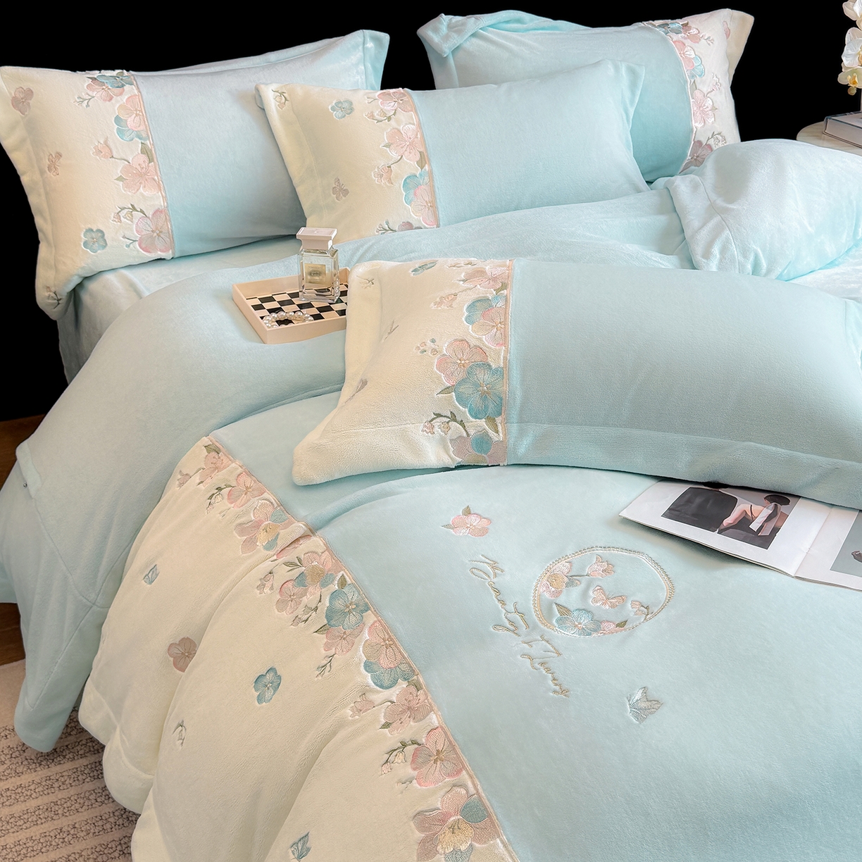 91家纺网 家纺一手货源 找家纺 （总）家居1号家纺 2025新款230克A类牛奶绒双拼刺绣四件套-兰黛（控价券后不得低于238元 会员优惠10元）