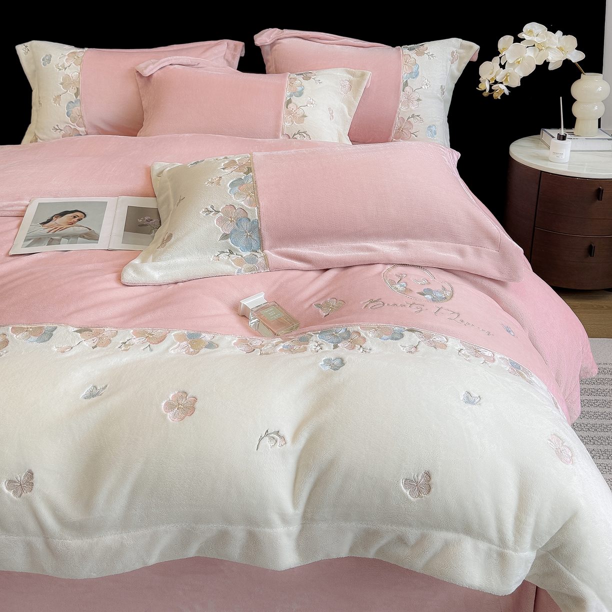 91家纺网 家纺一手货源 找家纺 家居1号家纺 2025新款230克A类牛奶绒双拼刺绣四件套-兰黛（控价券后不得低于238元 会员优惠10元） 兰黛-紫豆沙