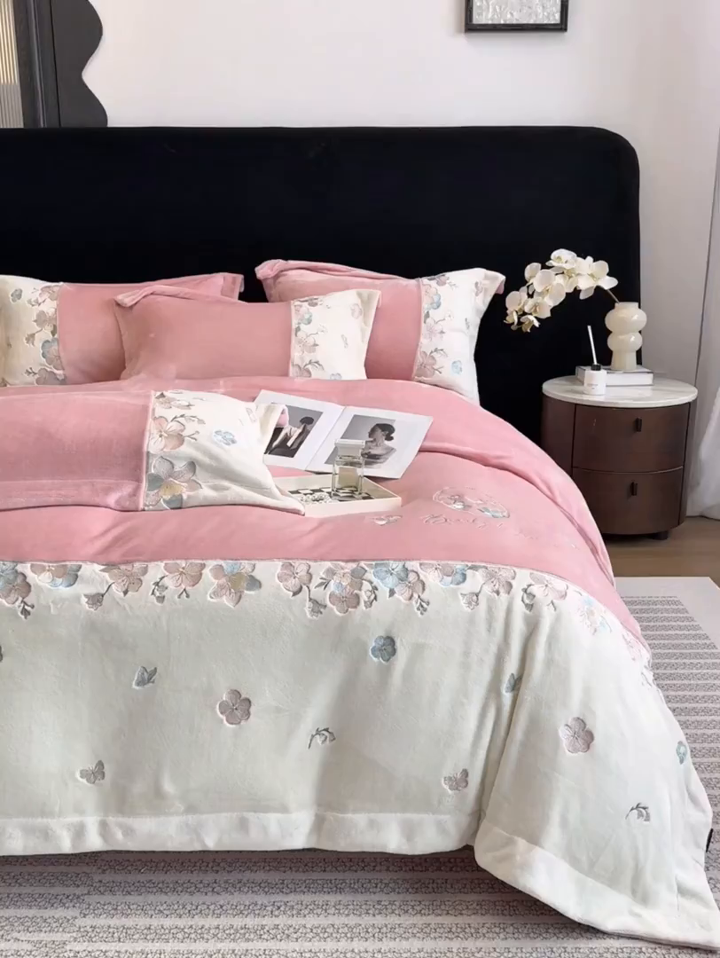 91家纺网 家纺一手货源 找家纺 家居1号家纺 2025新款230克A类牛奶绒双拼刺绣四件套-兰黛（控价券后不得低于238元 会员优惠10元） 兰黛-紫豆沙