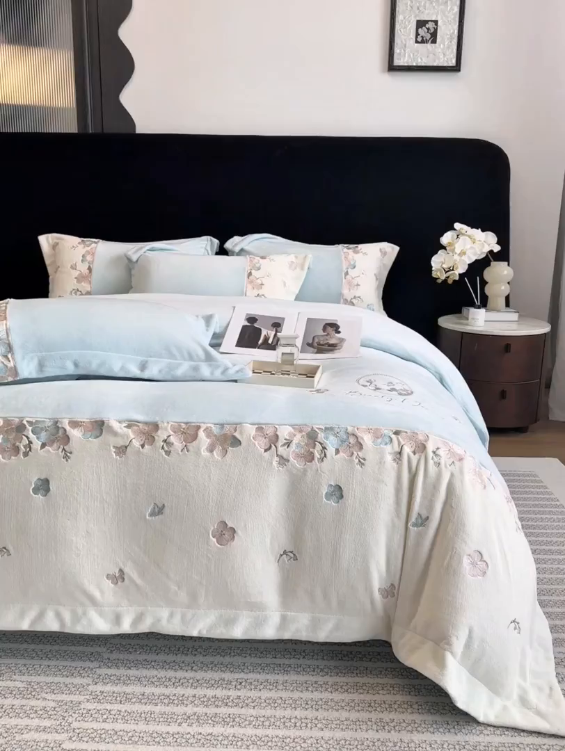 91家纺网 家纺一手货源 找家纺 家居1号家纺 2025新款230克A类牛奶绒双拼刺绣四件套-兰黛（控价券后不得低于238元 会员优惠10元） 兰黛-浅绿