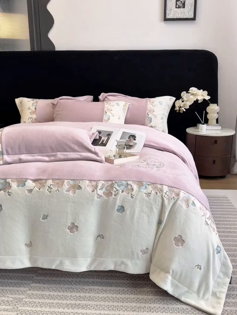 91家纺网 家纺一手货源 找家纺 家居1号家纺 2025新款230克A类牛奶绒双拼刺绣四件套-兰黛（控价券后不得低于238元 会员优惠10元） 兰黛-少女粉