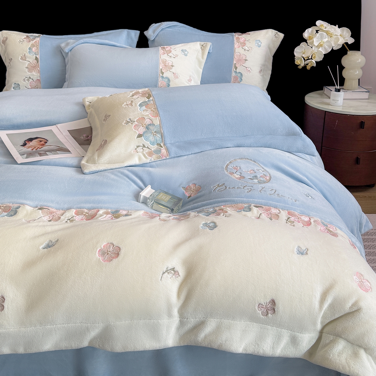 91家纺网 家纺一手货源 找家纺 家居1号家纺 2025新款230克A类牛奶绒双拼刺绣四件套-兰黛（控价券后不得低于238元 会员优惠10元） 兰黛-温馨蓝