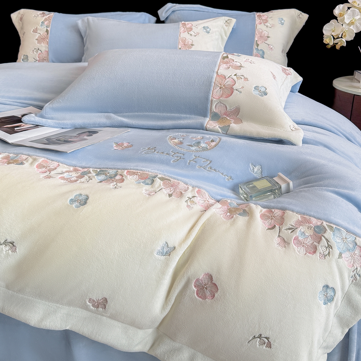 91家纺网 家纺一手货源 找家纺 家居1号家纺 2025新款230克A类牛奶绒双拼刺绣四件套-兰黛（控价券后不得低于238元 会员优惠10元） 兰黛-温馨蓝