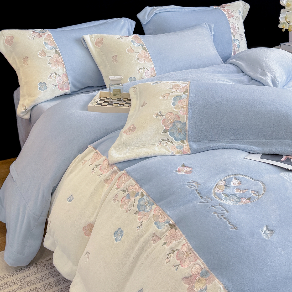 91家纺网 家纺一手货源 找家纺 家居1号家纺 2025新款230克A类牛奶绒双拼刺绣四件套-兰黛（控价券后不得低于238元 会员优惠10元） 兰黛-温馨蓝