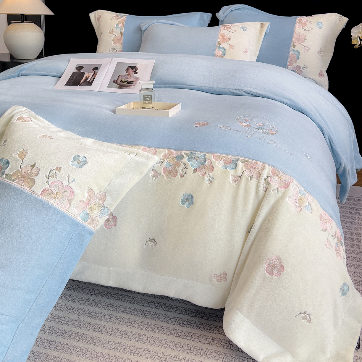 91家纺网 家纺一手货源 找家纺 家居1号家纺 2025新款230克A类牛奶绒双拼刺绣四件套-兰黛（控价券后不得低于238元 会员优惠10元） 兰黛-温馨蓝