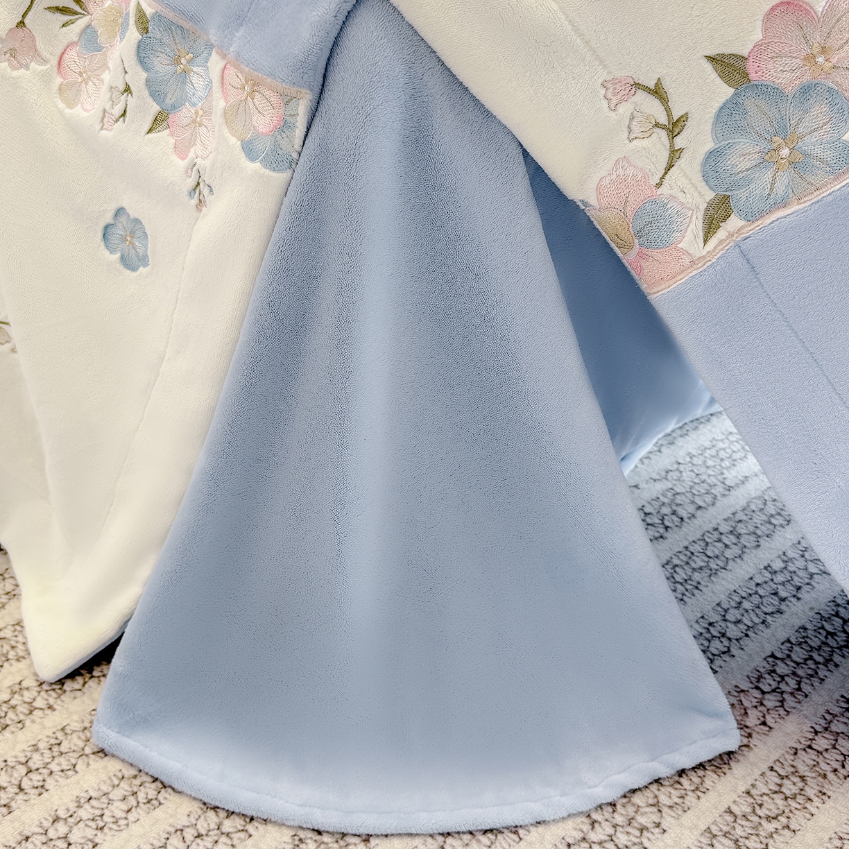 91家纺网 家纺一手货源 找家纺 家居1号家纺 2025新款230克A类牛奶绒双拼刺绣四件套-兰黛（控价券后不得低于238元 会员优惠10元） 兰黛-温馨蓝