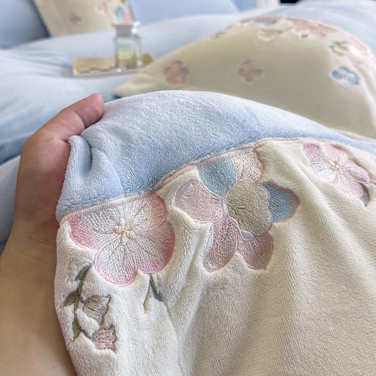 91家纺网 家纺一手货源 找家纺 家居1号家纺 2025新款230克A类牛奶绒双拼刺绣四件套-兰黛（控价券后不得低于238元 会员优惠10元） 兰黛-温馨蓝