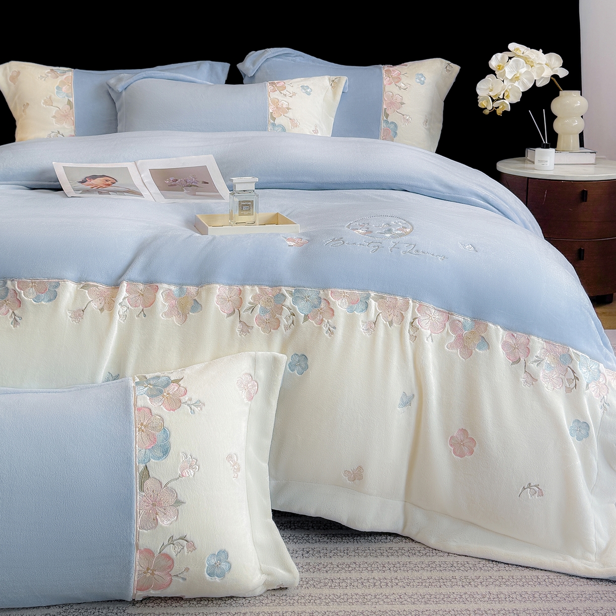 91家纺网 家纺一手货源 找家纺 家居1号家纺 2025新款230克A类牛奶绒双拼刺绣四件套-兰黛（控价券后不得低于238元 会员优惠10元） 兰黛-温馨蓝