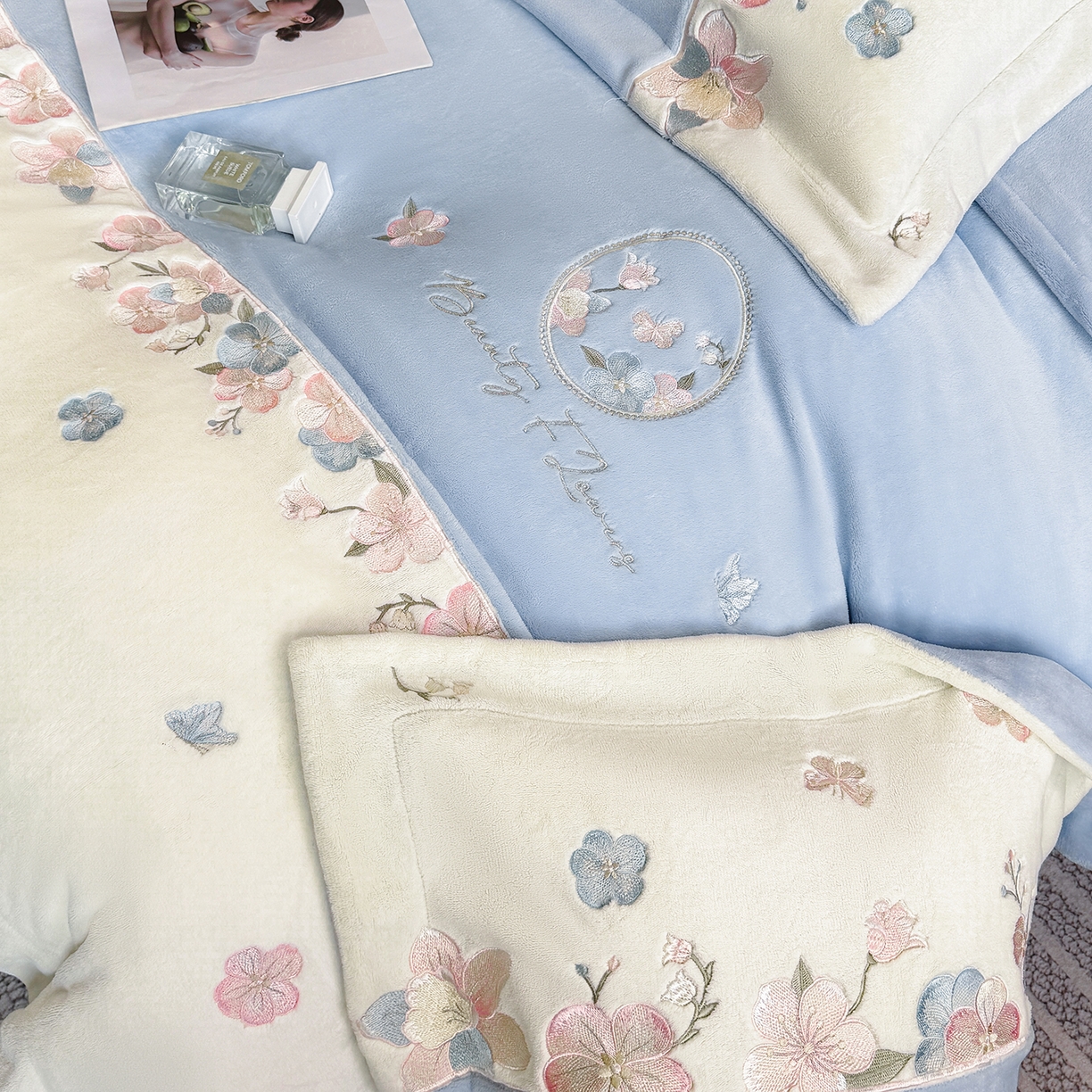 91家纺网 家纺一手货源 找家纺 家居1号家纺 2025新款230克A类牛奶绒双拼刺绣四件套-兰黛（控价券后不得低于238元 会员优惠10元） 兰黛-温馨蓝