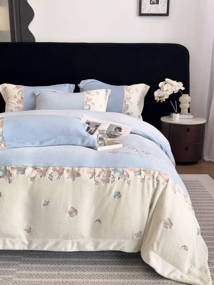 91家纺网 家纺一手货源 找家纺 家居1号家纺 2025新款230克A类牛奶绒双拼刺绣四件套-兰黛（控价券后不得低于238元 会员优惠10元） 兰黛-温馨蓝