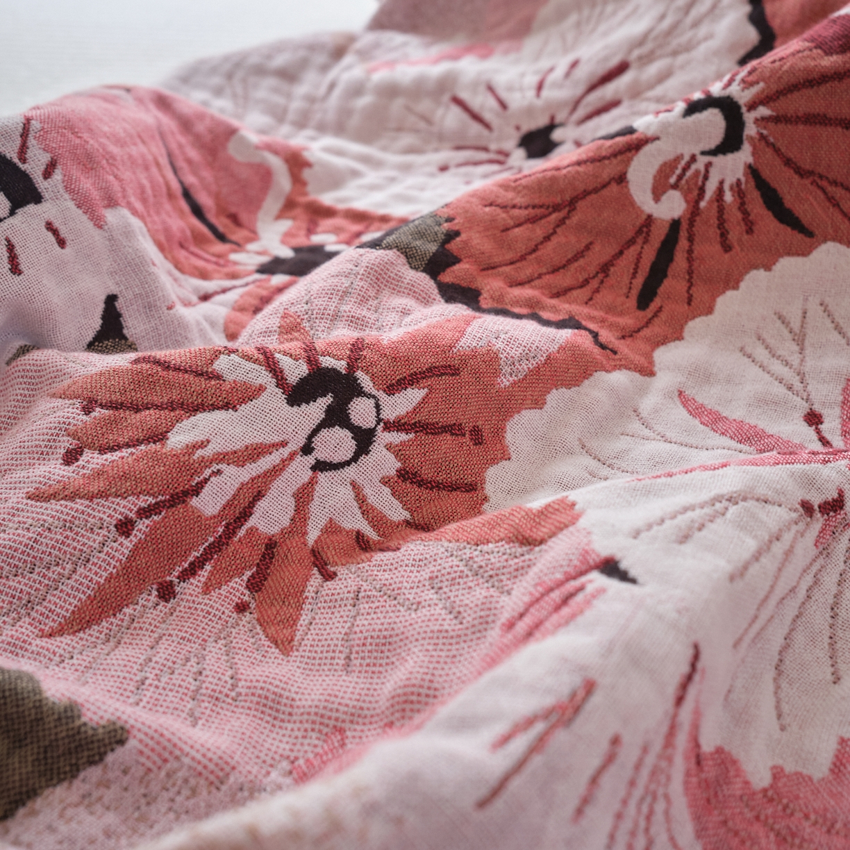 91家纺网 家纺一手货源 找家纺 沐瑟家纺 2025新款卡通A类全棉四层纱布浴巾加大毛巾-第二组 半夏 80*160cm浴巾/条