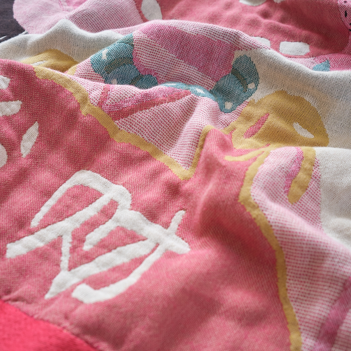 91家纺网 家纺一手货源 找家纺 沐瑟家纺 2025新款卡通A类全棉四层纱布浴巾加大毛巾-第二组 发财女孩 80*160cm浴巾/条