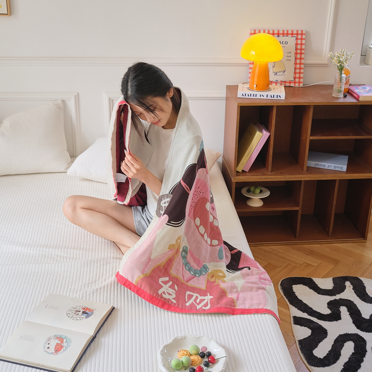 91家纺网 家纺一手货源 找家纺 沐瑟家纺 2025新款卡通A类全棉四层纱布浴巾加大毛巾-第二组 发财女孩 80*160cm浴巾/条