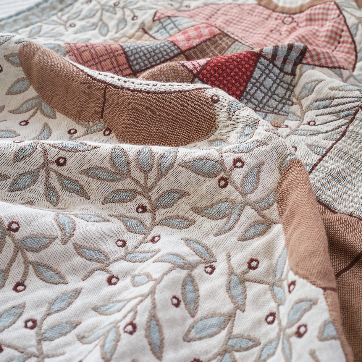 91家纺网 家纺一手货源 找家纺 沐瑟家纺 2025新款卡通A类全棉四层纱布浴巾加大毛巾-第二组 小熊夫妻 80*160cm浴巾/条