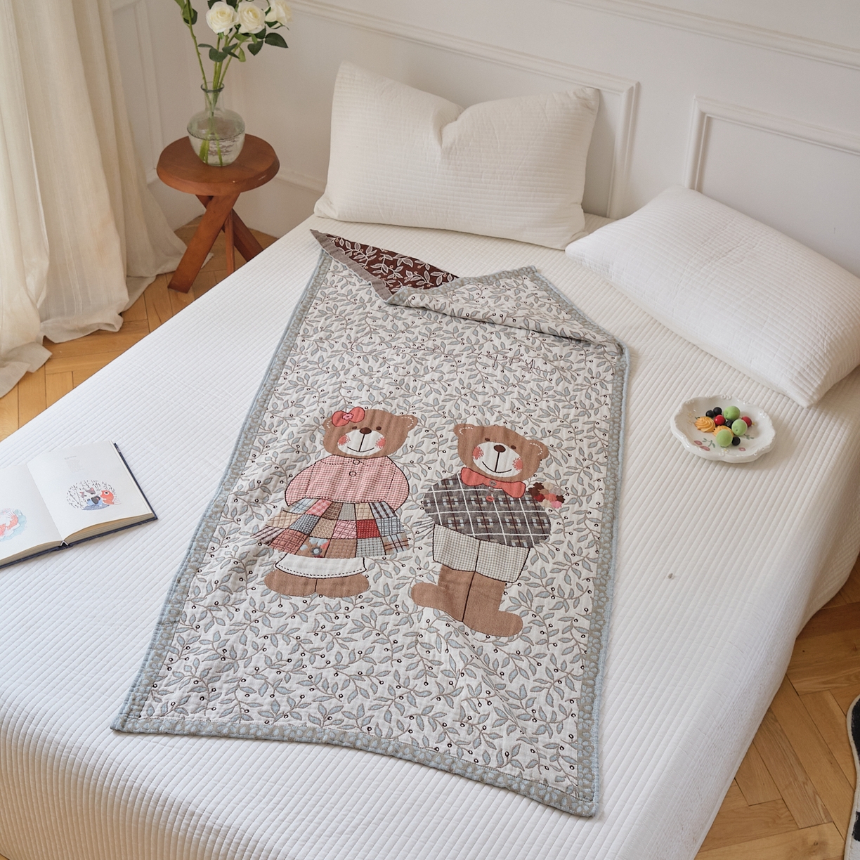 91家纺网 家纺一手货源 找家纺 沐瑟家纺 2025新款卡通A类全棉四层纱布浴巾加大毛巾-第二组 小熊夫妻 80*160cm浴巾/条