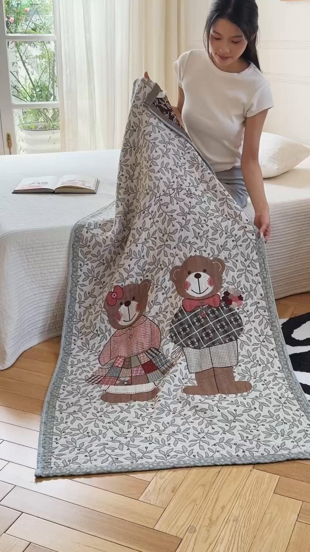 91家纺网 家纺一手货源 找家纺 沐瑟家纺 2025新款卡通A类全棉四层纱布浴巾加大毛巾-第二组 小熊夫妻 80*160cm浴巾/条