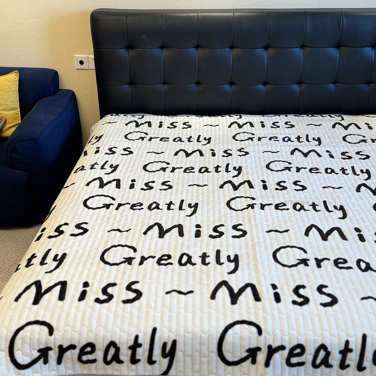 91家纺网 家纺一手货源 找家纺 一隅花田 2025新款牛奶绒床盖 冬雪