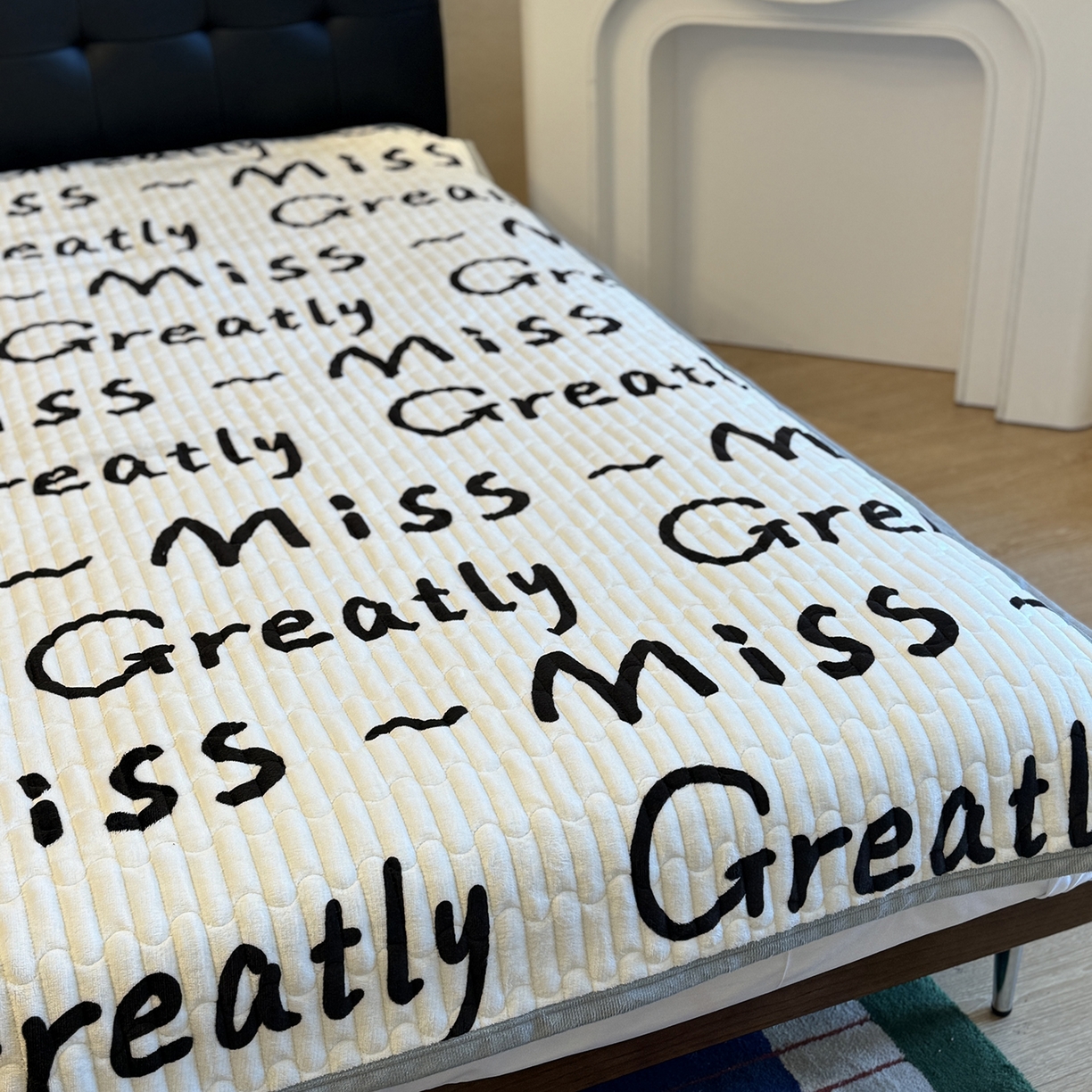 91家纺网 家纺一手货源 找家纺 一隅花田 2025新款牛奶绒床盖 冬雪