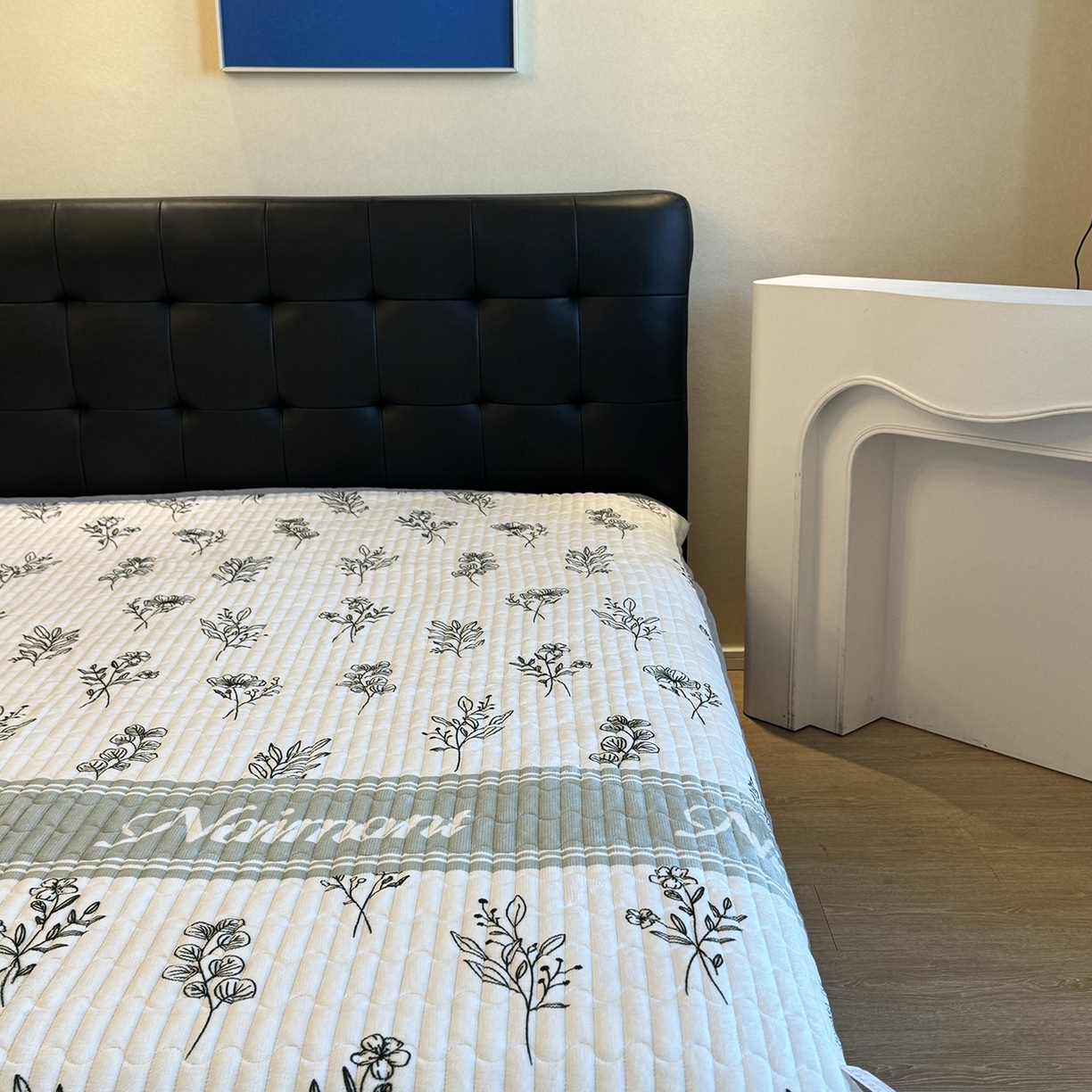 91家纺网 家纺一手货源 找家纺 一隅花田 2025新款牛奶绒床盖 春意