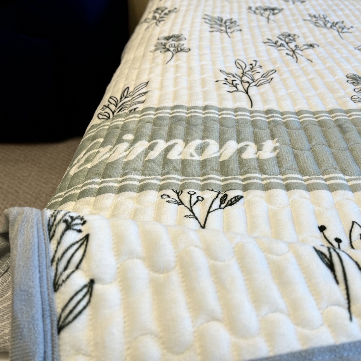 91家纺网 家纺一手货源 找家纺 一隅花田 2025新款牛奶绒床盖 春意