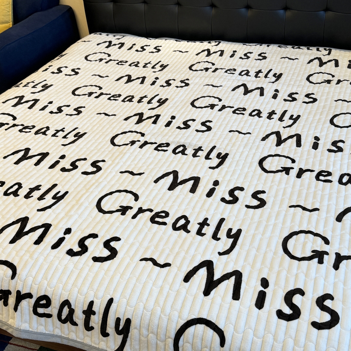 91家纺网 家纺一手货源 找家纺 一隅花田 2025新款牛奶绒床盖 冬雪