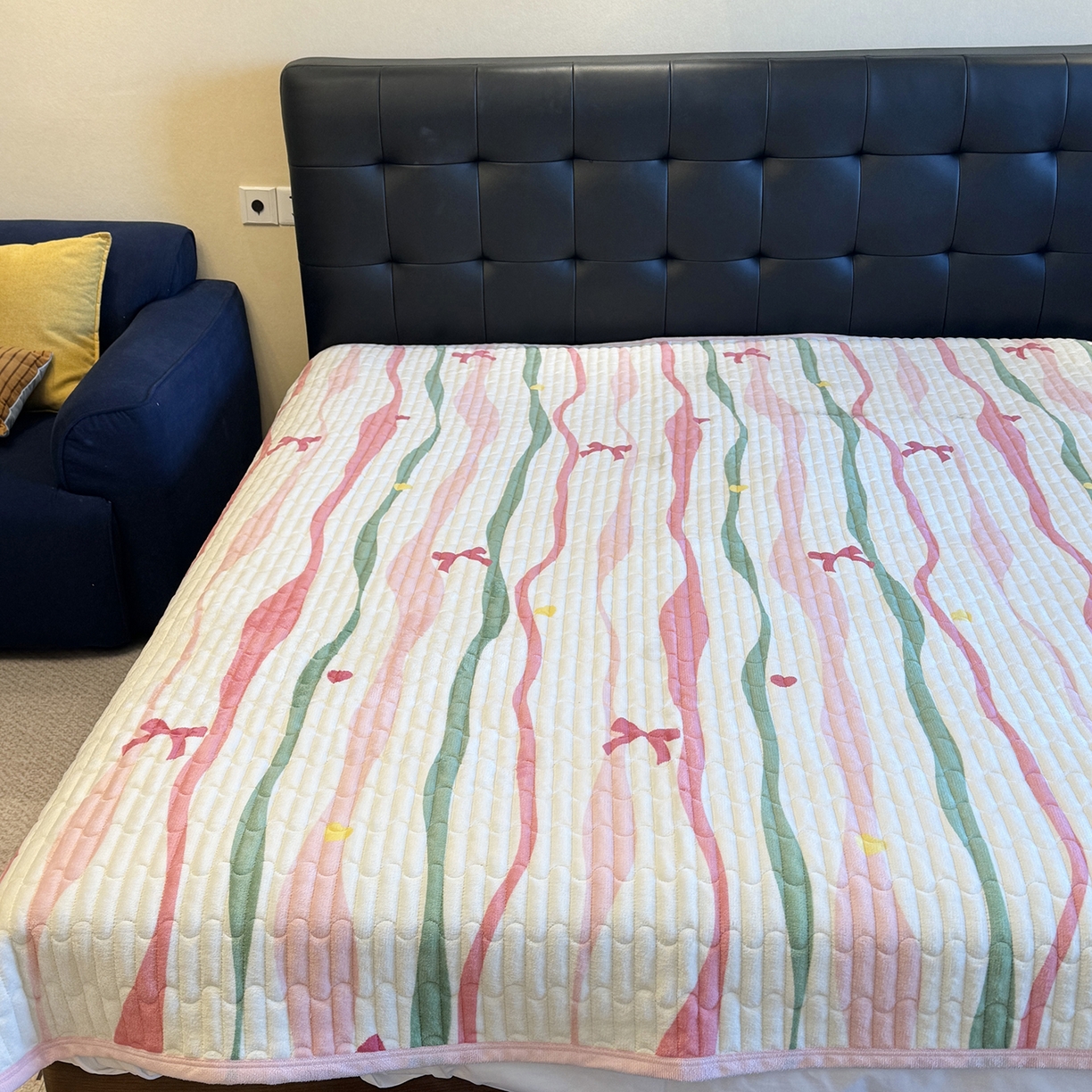 91家纺网 家纺一手货源 找家纺 一隅花田 2025新款牛奶绒床盖 夏日