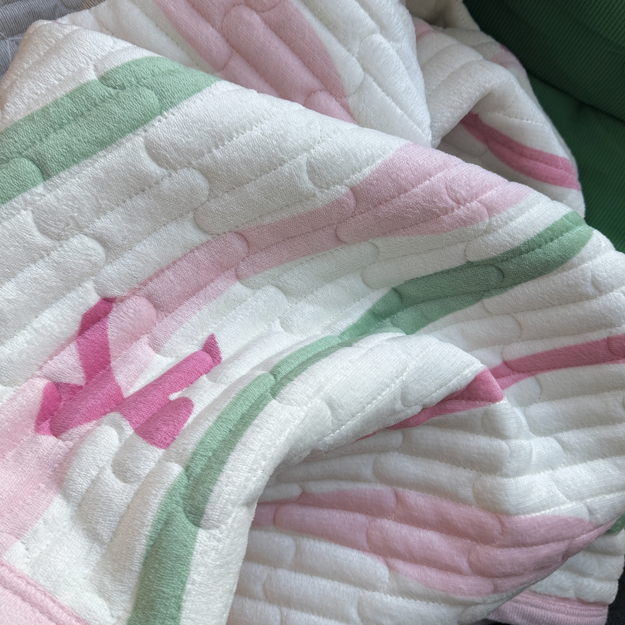 91家纺网 家纺一手货源 找家纺 一隅花田 2025新款牛奶绒床盖 夏日