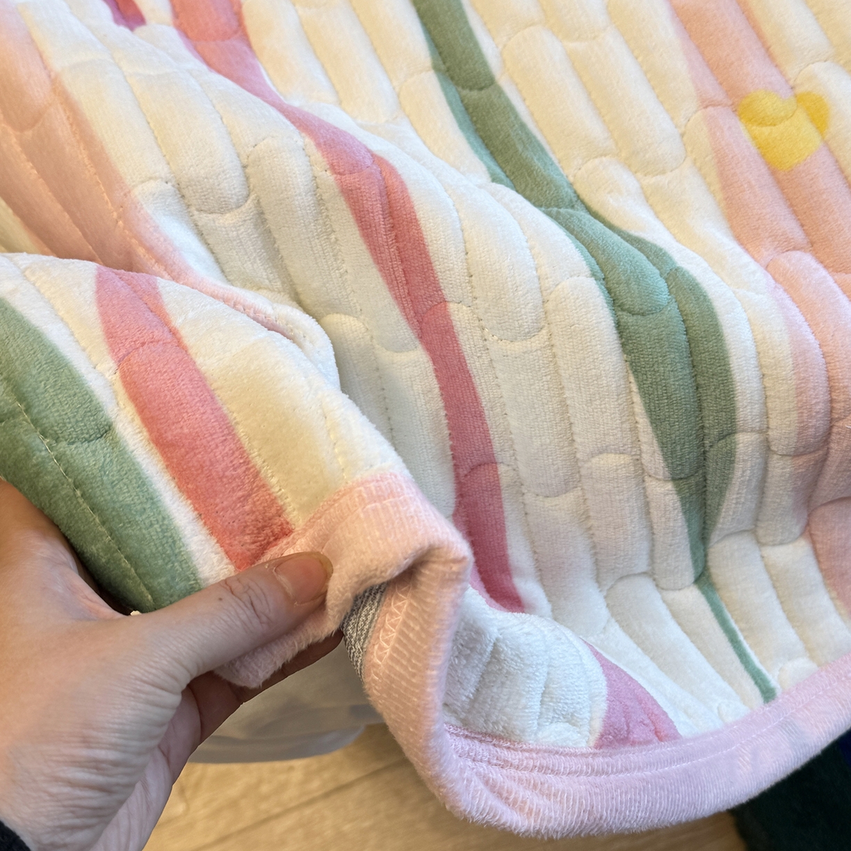 91家纺网 家纺一手货源 找家纺 一隅花田 2025新款牛奶绒床盖 夏日