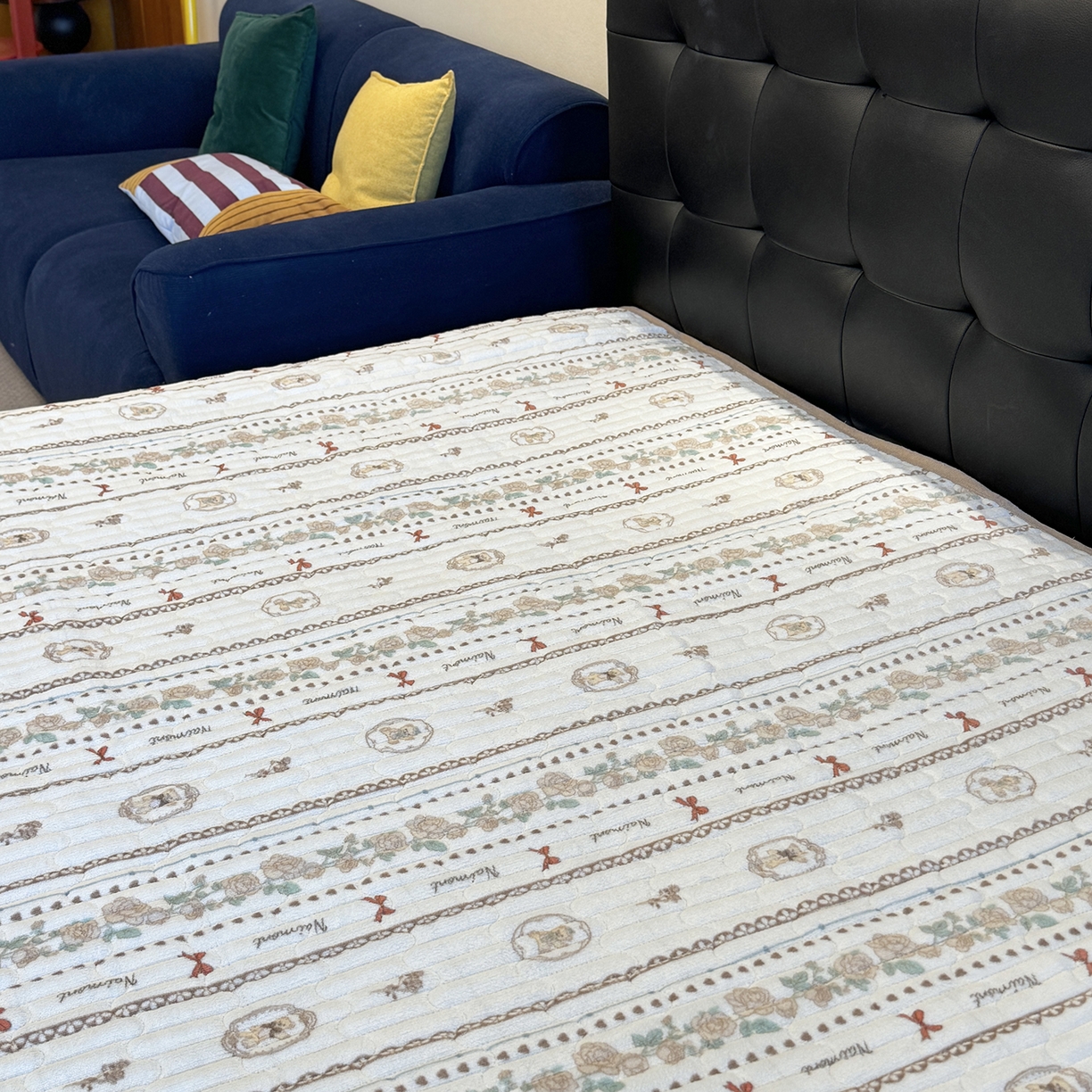 91家纺网 家纺一手货源 找家纺 一隅花田 2025新款牛奶绒床盖 秋叶