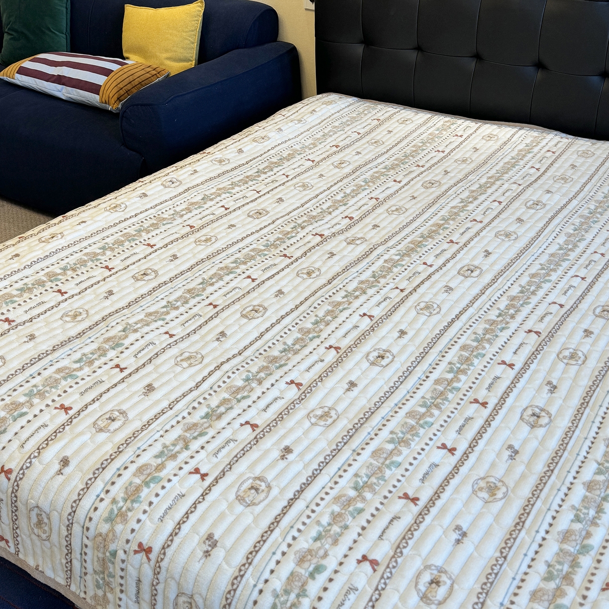 91家纺网 家纺一手货源 找家纺 一隅花田 2025新款牛奶绒床盖 秋叶