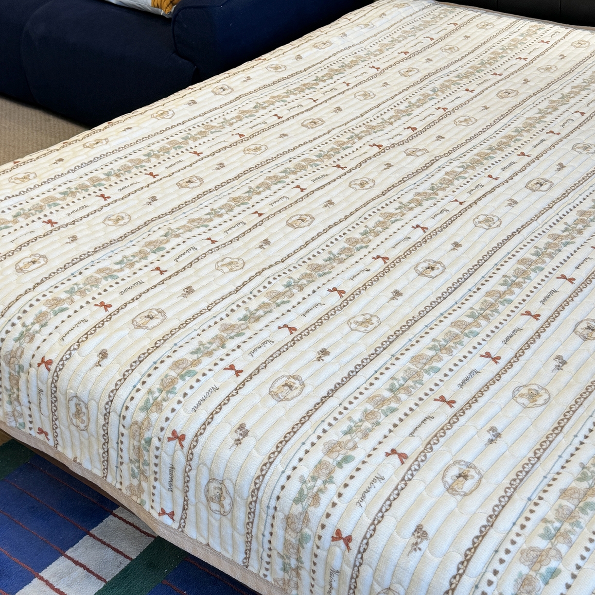 91家纺网 家纺一手货源 找家纺 一隅花田 2025新款牛奶绒床盖 秋叶