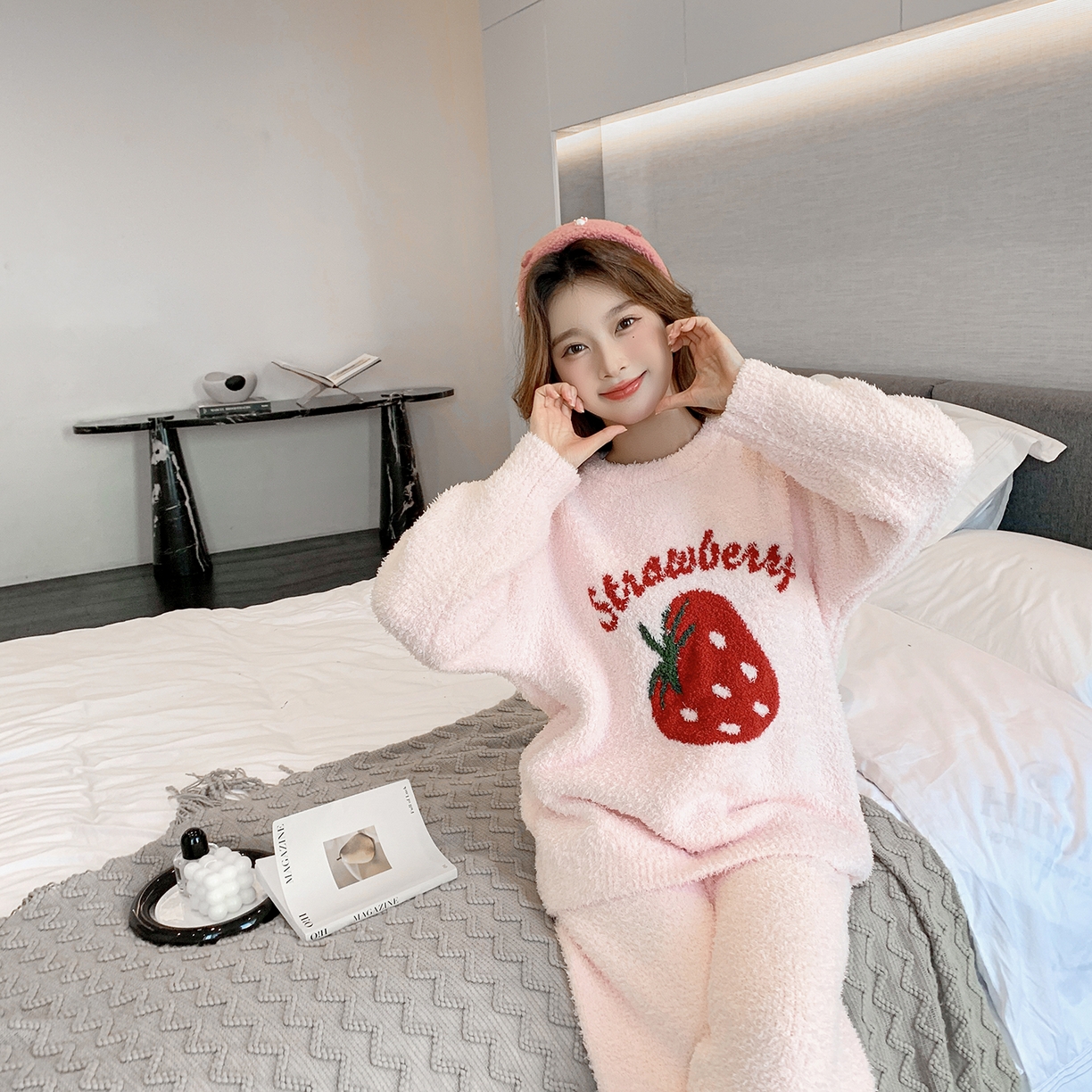 91家纺网 家纺一手货源 找家纺 多乐娜 2025新款半边绒家居服（会员拿货-5元，控价最低零售价138元起！） 粉色草莓