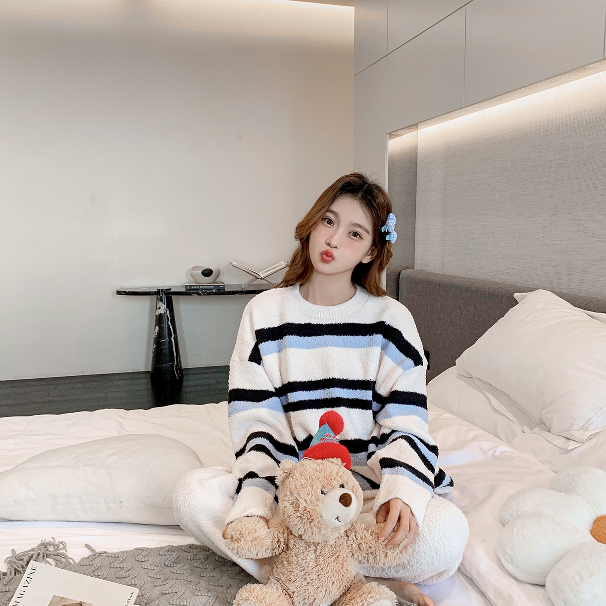 91家纺网 家纺一手货源 找家纺 多乐娜 2025新款半边绒家居服（会员拿货-5元，控价最低零售价138元起！） 白色条纹