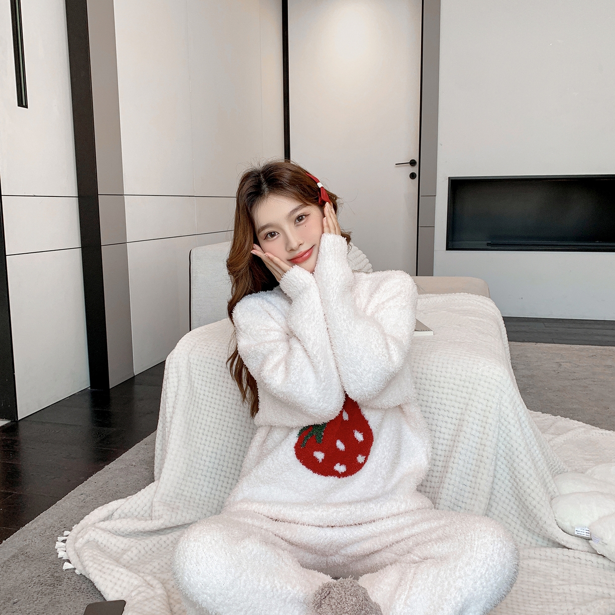 91家纺网 家纺一手货源 找家纺 多乐娜 2025新款半边绒家居服（会员拿货-5元，控价最低零售价138元起！） 白色草莓