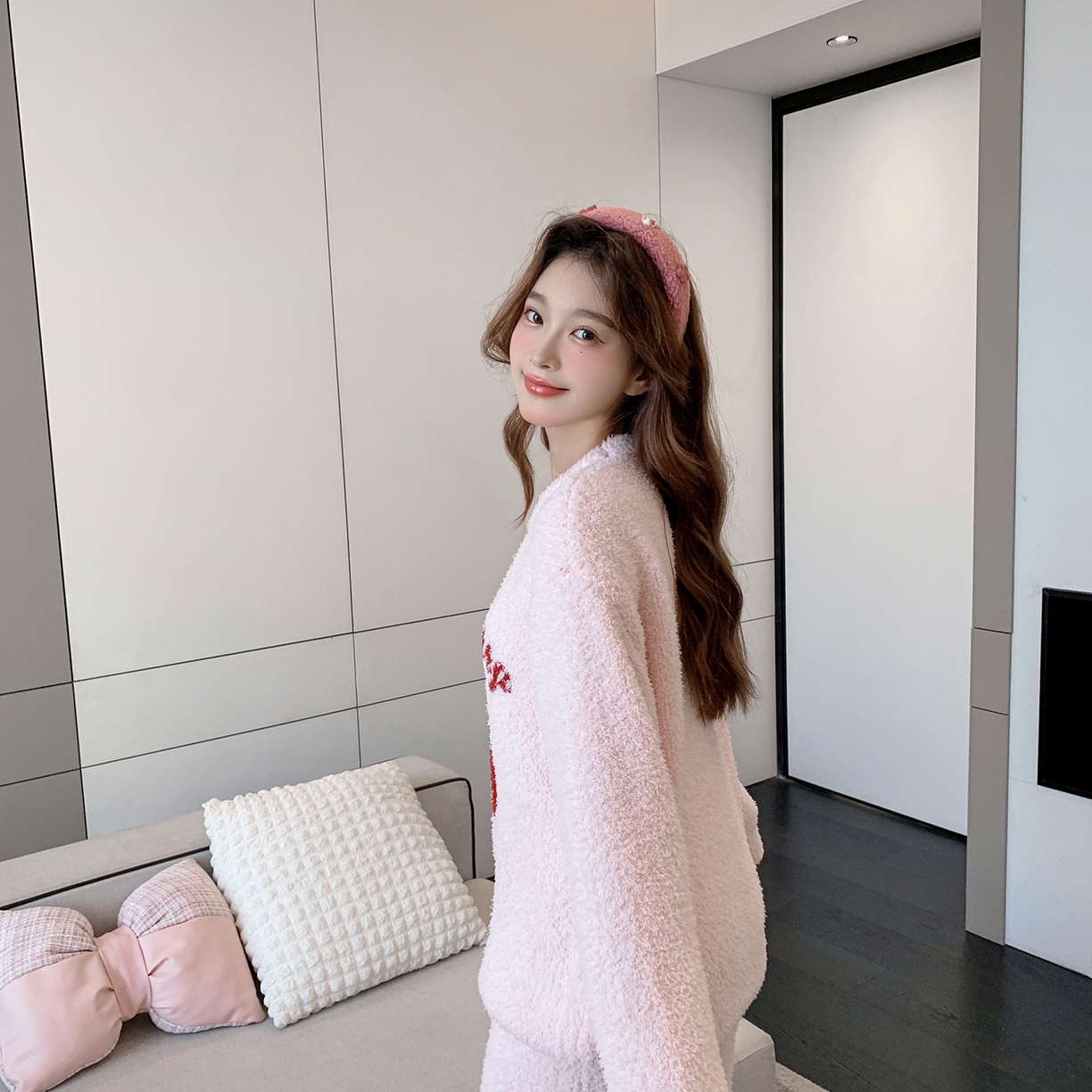 91家纺网 家纺一手货源 找家纺 多乐娜 2025新款半边绒家居服（会员拿货-5元，控价最低零售价138元起！） 粉色草莓