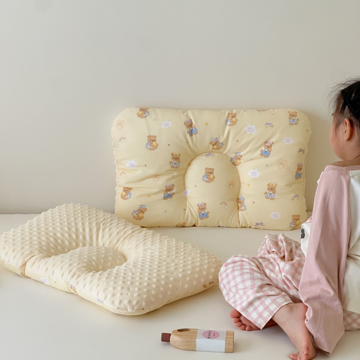 91家纺网 家纺一手货源 找家纺 北鸣有鱼枕芯馆 2025新款漫画家系列全棉双层纱豆豆枕枕头枕芯 面包熊-45x70cm