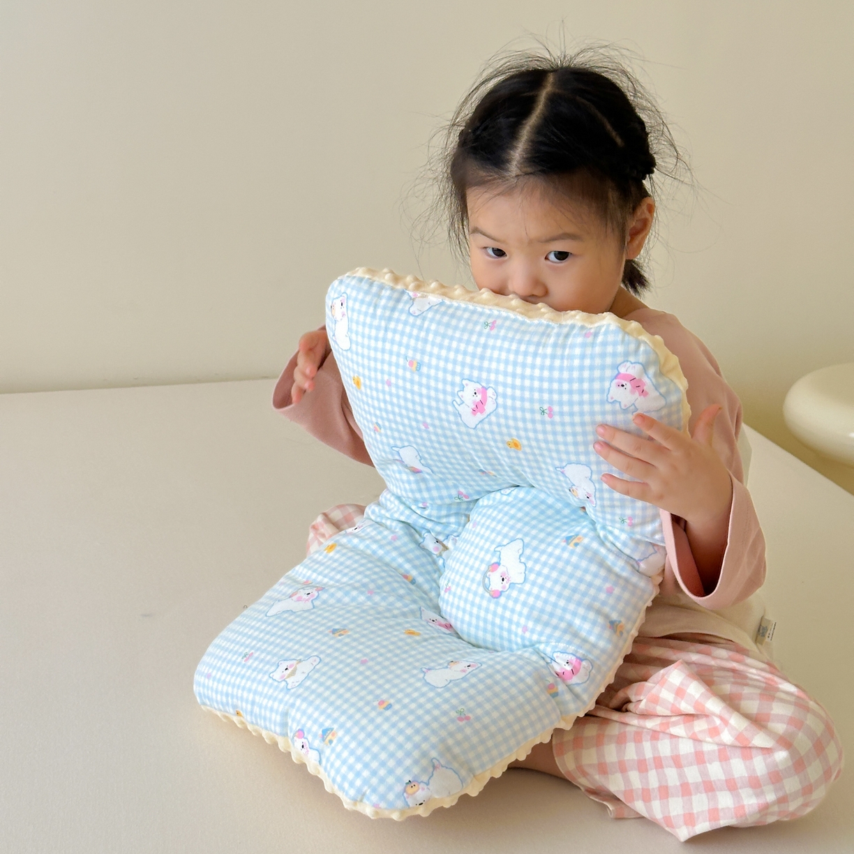 91家纺网 家纺一手货源 找家纺 北鸣有鱼枕芯馆 2025新款漫画家系列全棉双层纱豆豆枕枕头枕芯 西高地-30x50cm