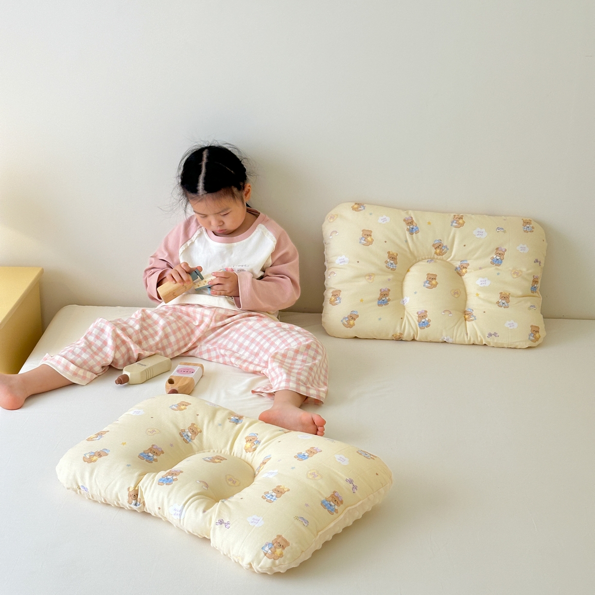 91家纺网 家纺一手货源 找家纺 北鸣有鱼枕芯馆 2025新款漫画家系列全棉双层纱豆豆枕枕头枕芯 面包熊-45x70cm