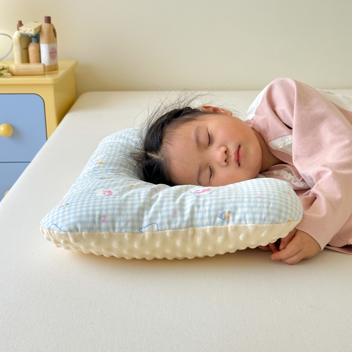 91家纺网 家纺一手货源 找家纺 北鸣有鱼枕芯馆 2025新款漫画家系列全棉双层纱豆豆枕枕头枕芯 西高地-30x50cm